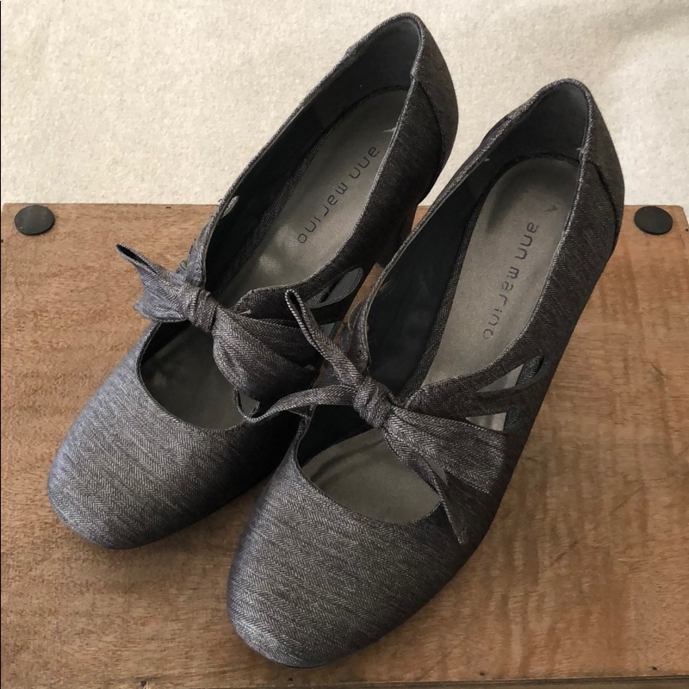 Gray pumps
